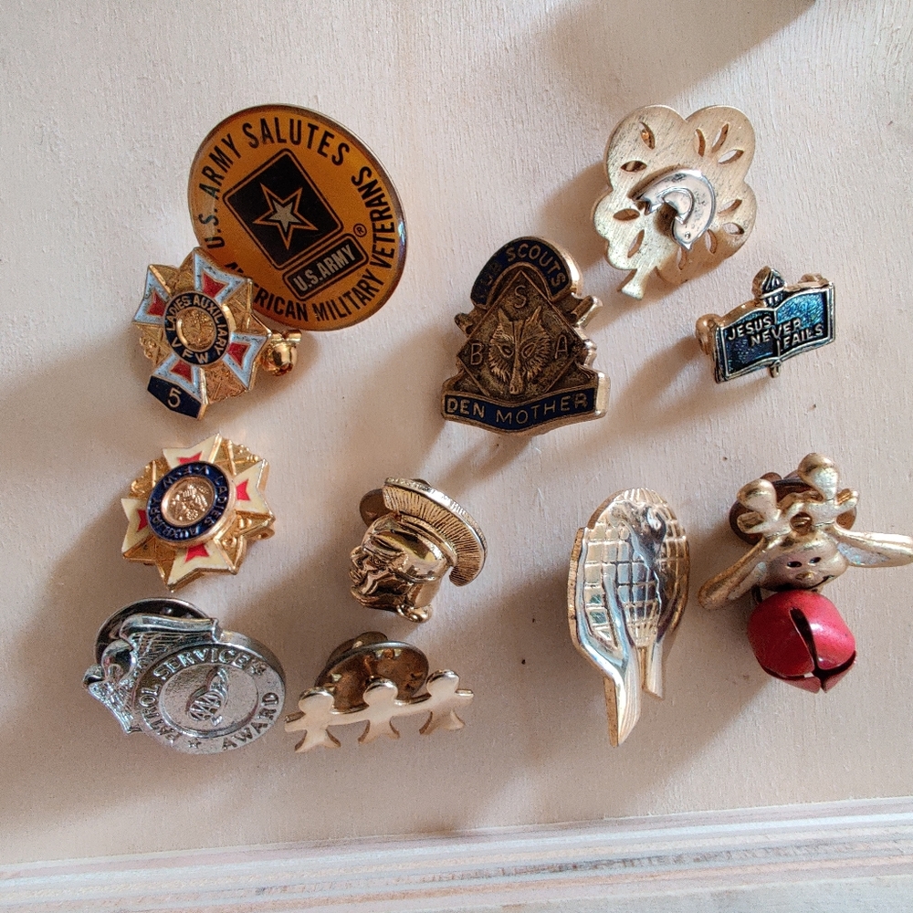 Vintage lapel pins lot